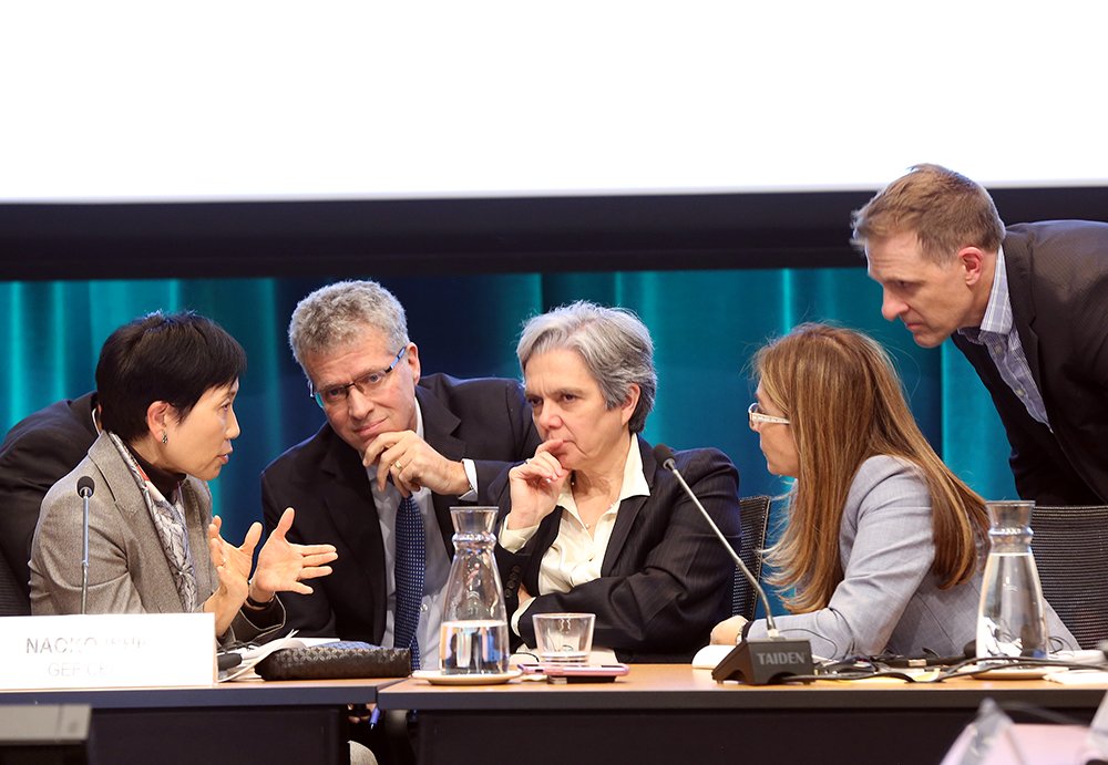 Naoko Ishii, GEF CEO and Chairperson (left), confers with GEF Secretariat staff members.