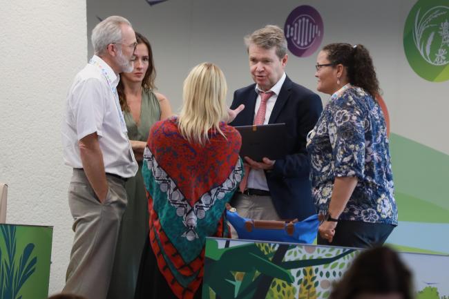 Dan Leskien, CGRFA Secretariat, conferring with delegates and Deidré Januarie, Chair, CGRFA