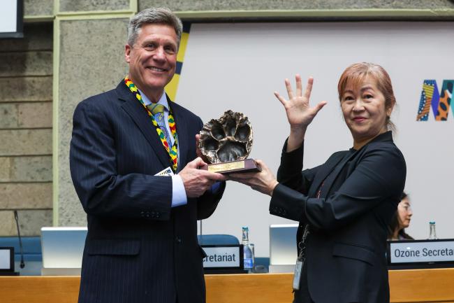 Paul Newman, Co-Chair of the Scientific Assessment Panel from 2017 to 2022, is presented with an award for his service by Megumi Seki, Executive Secretary, Ozone Secretariat