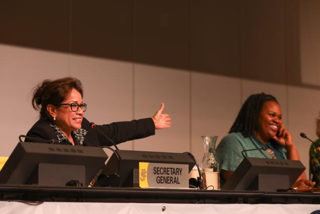Ivonne Higuero, CITES Secretary-General, congratulates SC 77 Chair Naimah Aziz, US, for her excellent chairing of the meeting