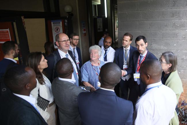 Delegates huddle before going back to Contact Group 2 on institutional arrangements 