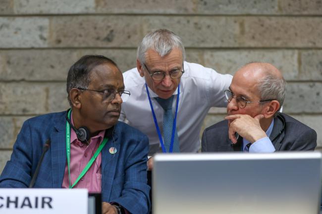 From L-R: SBI 4 Chair Chirra Achalender Reddy, India; David Cooper, Acting Executive Secretary, CBD; and Neil Pratt, Meeting Secretary