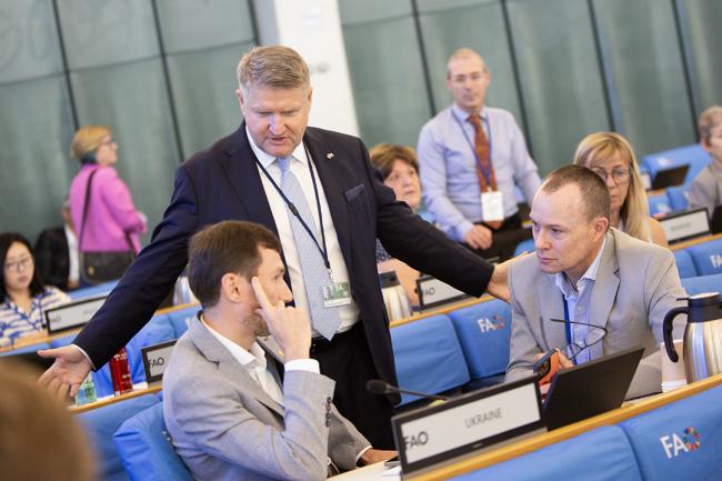 Chair holding informal meetings with different delegations aiming to reach an agreement on the text presented at the plenary - COFO27 - 25Jul2024