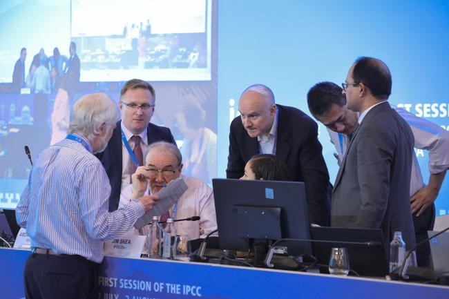 IPCC Chair Jim Skea consults with the Contact Group Co-Chairs Frank McGovern, Ireland, and Shanea Young, Belize, members of the Task Force on Greenhouse Gas Inventories (TFI) and the Secretariat