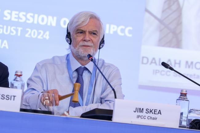 IPCC Chair Jim Skea gavels the IPCC-61 session to a close 